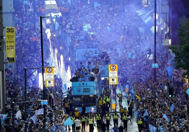 开云体育app下载-曼城三冠庆典：曼市雨中曲，瓜帅抽雪茄，酒蒙子格10