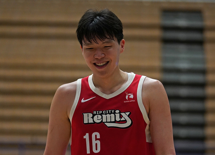 开云体育登录入口-最后10分钟遭弃用！杨瀚森背靠背15+9+5献暴扣 被肘击后下场|太阳|NBA发展联盟|菲尼克斯太阳队|杨翰森|nba_新浪体育_新浪新闻